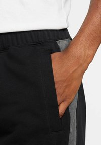 Nike Sportswear Pantaloni sportivi - schwarz