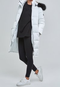 SIKSILK Abrigo de invierno - white