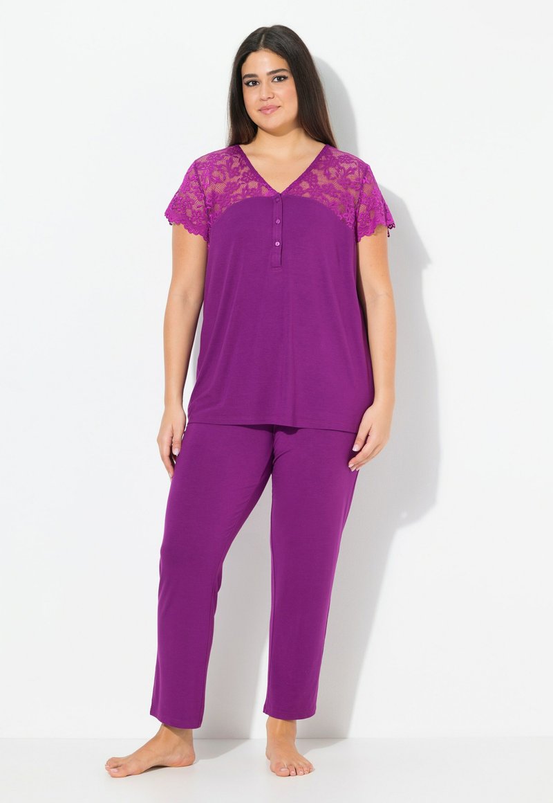 Paarse pyjama set met korte kantmouwen top en bijpassende broek. Beschikt over een V-hals met knopen, zachte stof en een losse pasvorm.