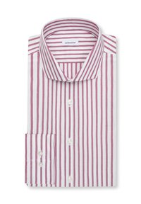 Chemise blanche à rayures verticales bordeaux, dotée d'un col classique, d'une patte de boutonnage avant et d'un poignet simple avec fermeture par bouton. Les boutons sont blancs.