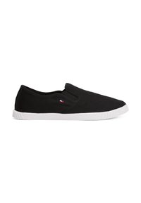 Sorte kanvas slip-on sko med hvit gummisåle, med et minimalistisk design og en liten farget logo på siden.