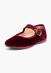 Bordeaux fluwelen ballet flats met een ronde neus, verstelbare band en een gouden gespdetail. Zachte binnenvoering en platte zool.