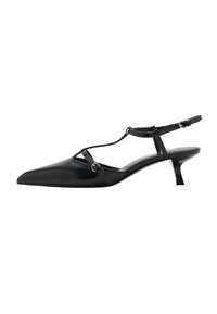 Czarne lakierowane szpilki slingback z ostrym noskiem, dekoracyjnym paskiem na kostkę i małym koturnem. Gładka tekstura z subtelnymi akcentami wizualnymi.