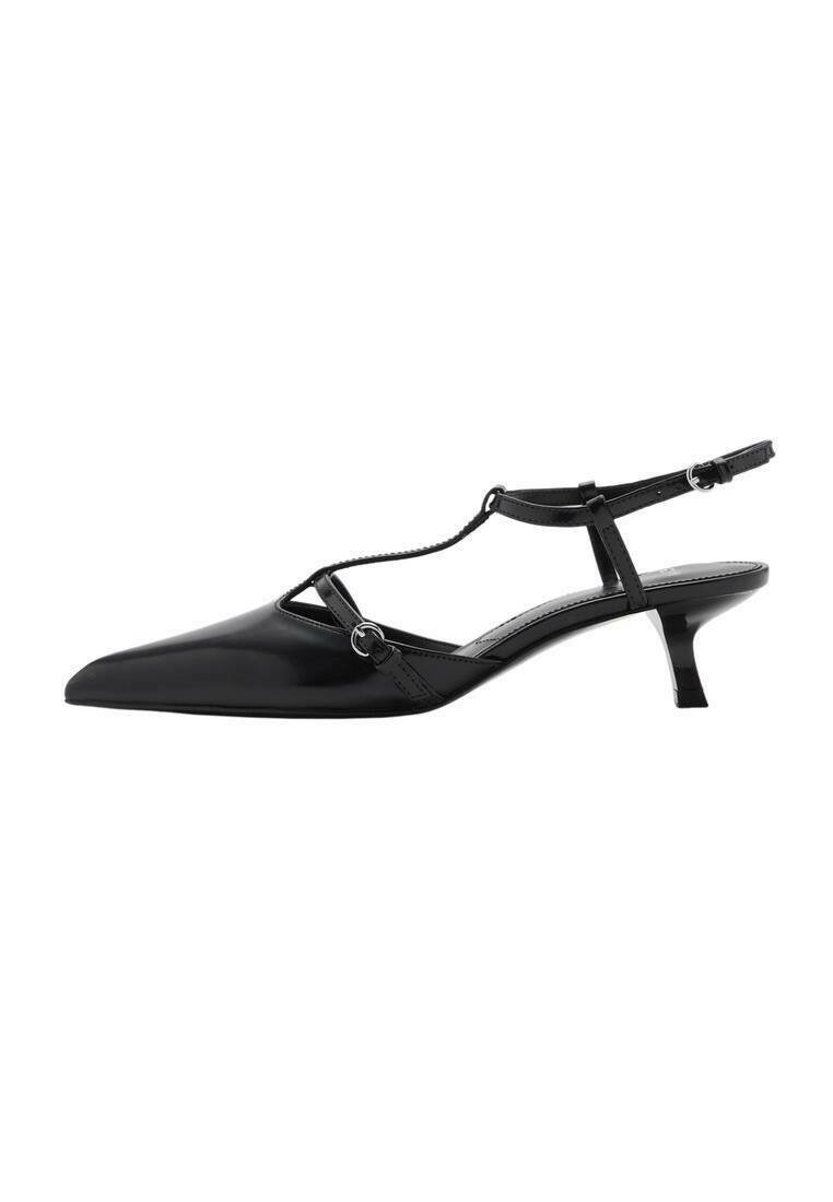Czarne lakierowane szpilki slingback z ostrym noskiem, dekoracyjnym paskiem na kostkę i małym koturnem. Gładka tekstura z subtelnymi akcentami wizualnymi.
