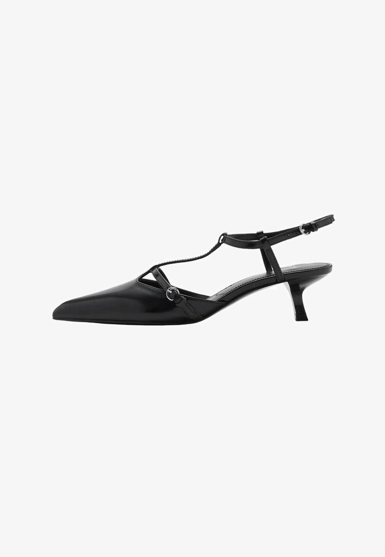 Zwarte patenten leren slingback hakken met een spitse neus, decoratieve enkelband en kleine kittenhak. Gladde textuur met subtiele hardwareaccenten.