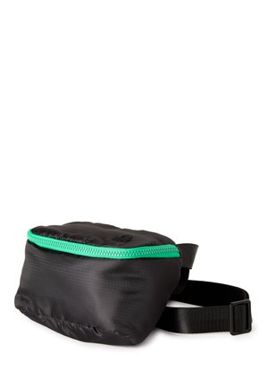 Marsupio nero con cerniera verde brillante e tracolla regolabile, realizzato in tessuto ripstop leggero, mostrato su sfondo bianco.