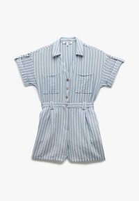 Lyseblå kort jumpsuit med vertikale hvide striber, korte ærmer, to brystlommer, knaplukning foran og et matchende bælte.