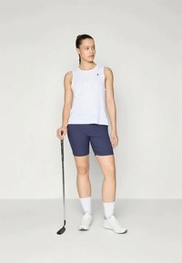 Leichtes, weißes ärmelloses Oberteil, marineblaue Shorts, weiße Socken und sportschuhe. Stehende Pose mit einem Golfschläger, minimalistisches Design.