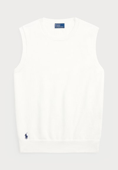 Sweater branco sem mangas, feito de algodão liso, com uma bainha canelada e um pequeno logotipo em navy na parte inferior esquerda. Design simples, sem padrões.