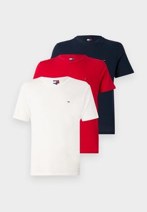 Tre korteermede t-skjorter i bomull i hvit, rød og marineblå, med rund hals og en liten logo på venstre bryst.