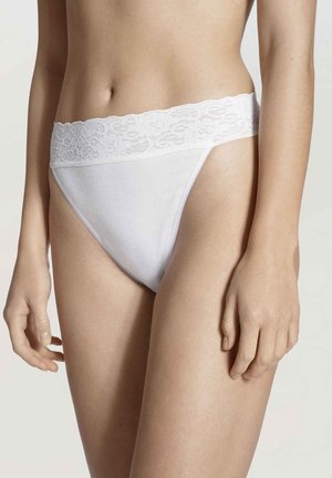 Witte thong met kantafwerking, gemaakt van gladde stof, met een brede kantband en een ontwerp met minimale bedekking. Zachte textuur door het hele stuk.