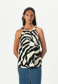 Top senza maniche a righe zebrate in bianco e nero con scollatura arricciata e spalline larghe, realizzato in un tessuto liscio. Design semplice e dalla vestibilità morbida.