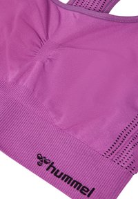 Fioletowy stanik sportowy z marszczonym przodem, prążkowanym pasem i perforowanymi ramiączkami. Posiada czarną logo marki na pasie. Miękki, elastyczny materiał.