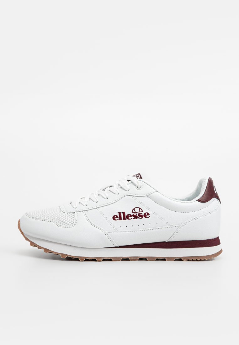 Scarpa sportiva bianca con accenti marrone scuro, tomaia in pelle e mesh, punta rotonda, chiusura con lacci e suola in gomma testurizzata. Logo del marchio visibile.
