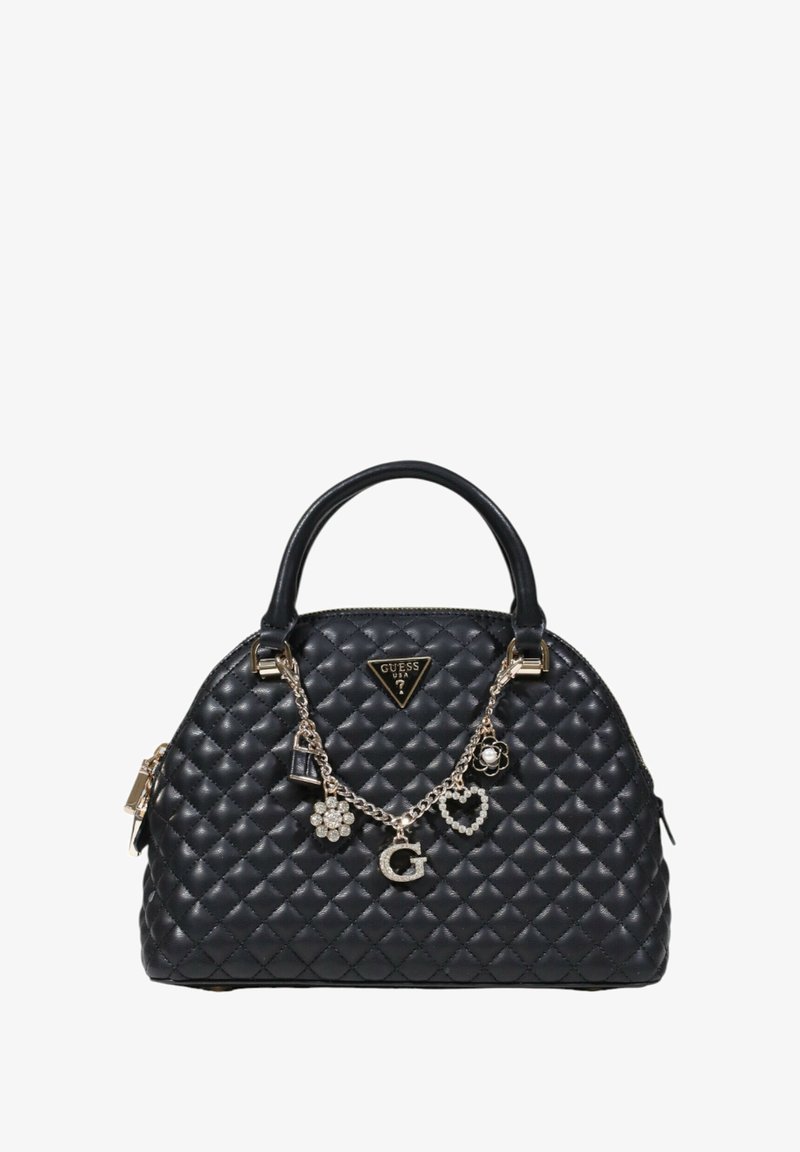 Sac à main matelassé noir avec une forme structurée, matériel doré et détail de chaîne avec des breloques. Logo affiché sur une plaque triangulaire.