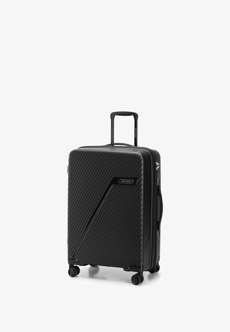 Hartschalen-Reisetasche in Schwarz mit strukturierter Ripp-Oberfläche, ausziehbarem Griff und vier Rollen für einfache Mobilität. Mit einem Logo an der Seite.