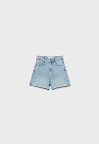 Shorts de denim azul claro con una cintura alta, que cuentan con bolsillos delanteros y traseros, y un dobladillo enrollado. Fabricados con una tela suave y texturizada.