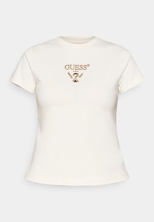 T-shirt branca de manga curta feita de algodão, com um logótipo "GUESS?" bordado a ouro no peito e um design ajustado.