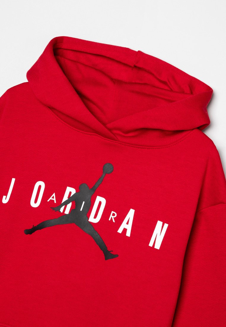 Sudadera roja con capucha, que presenta una silueta negra de un jugador de baloncesto y el texto "JORDAN" en letras blancas en negrita.