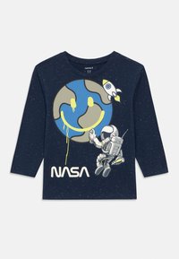 Granatowa koszulka z długim rękawem z nadrukiem uśmiechniętej Ziemi, astronauty i rakiety, z żółtymi, niebieskimi i szarymi kolorami.