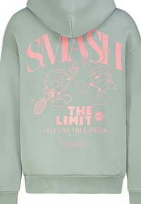 Hellgrüner Hoodie mit pinkem Grafiktext: "SMASH THE LIMIT" mit Cartoonfiguren, einem Tennisschläger und dem Satz "FOCUS ON YOUR POWER."