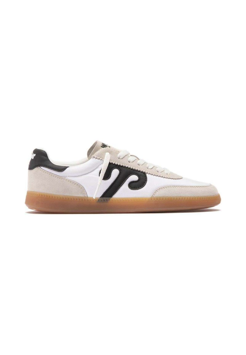 Sneaker bassa bianca e beige con logo nero di lato e suola gum, mostrata in profilo destro su sfondo bianco.