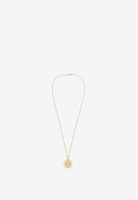 Goldene Halskette mit einem sonnenförmigen Anhänger, der ein strukturiertes Design und eine feine Kette aufweist. Der Anhänger hat Strahlen, die von einem zentralen Gesicht ausgehen.