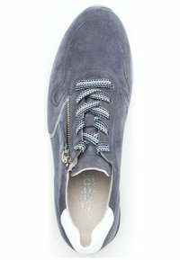 Sneaker in suede grigio con lacci a motivi blu e bianchi, dettaglio con zip laterale, accentuazione bianca sul tallone e fodera interna testurizzata.