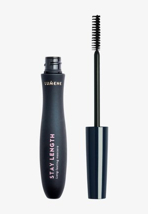 Sort mascara tube mærket "Stay Length" med matchende sort børste, adskilt på en ensfarvet hvid baggrund.