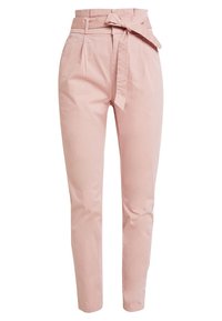 Rosa tapered byxor med hög midja, utrustade med ett tygbälte, veck och en mjuk textur. Enkel och minimalistisk design.