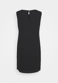 Robe noire sans manches avec un dos en forme de clé, coupe droite et tissu lisse. Design simple et minimaliste avec fentes sur les côtés.