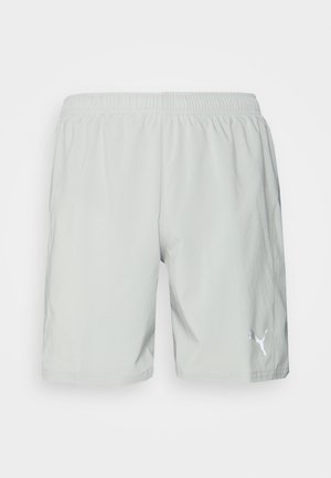 Hellgraue Sportshorts mit elastischem Bund, gefertigt aus glattem, leichtem Material, mit einem kleinen weißen Logo an der unteren Seite.