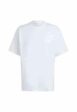 Prosty biały t-shirt z krótkim rękawem i okrągłym dekoltem o luźnym kroju, prezentowany na białym tle.