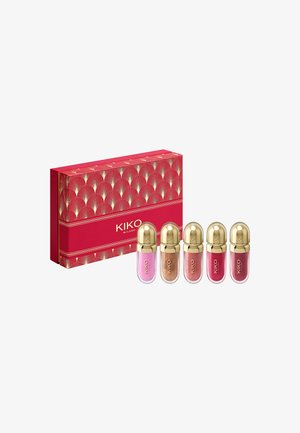 Boîte décorative rouge et or avec cinq petites bouteilles de gloss à lèvres en nuances de rose, bronze et rouge avec des bouchons dorés disposées devant.