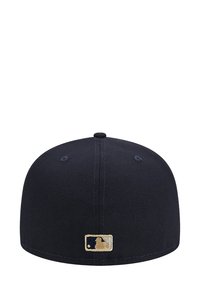 Casquette de baseball bleu marine avec une conception structurée, dotée d'un bord plat et d'un petit logo MLB brodé en doré sur le côté.