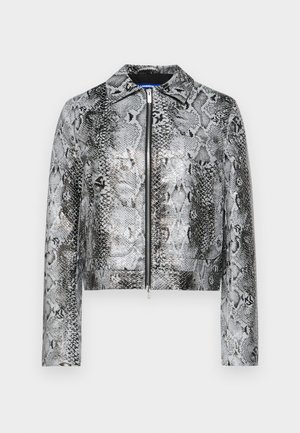 Kurtka z ekoskóry w wzór węża, czarna i srebrna, krótki krój z zamkiem z przodu oraz kołnierzykiem koszulowym. Długie rękawy i brak widocznych detali metalowych.