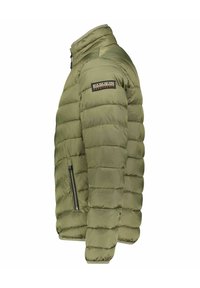 Giubbotto imbottito verde oliva con design trapuntato, colletto alto, tasca laterale con zip e patch logo sulla spalla sinistra. Texture liscia, leggero.