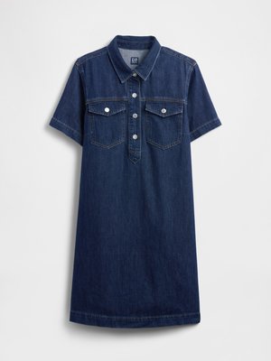 Džínová šaty v tmavomodrej farbe s button-up prednou časťou, golierom, krátkymi rukávmi a dvoma náprsníkovými vreckami so striebornými gombíkmi.