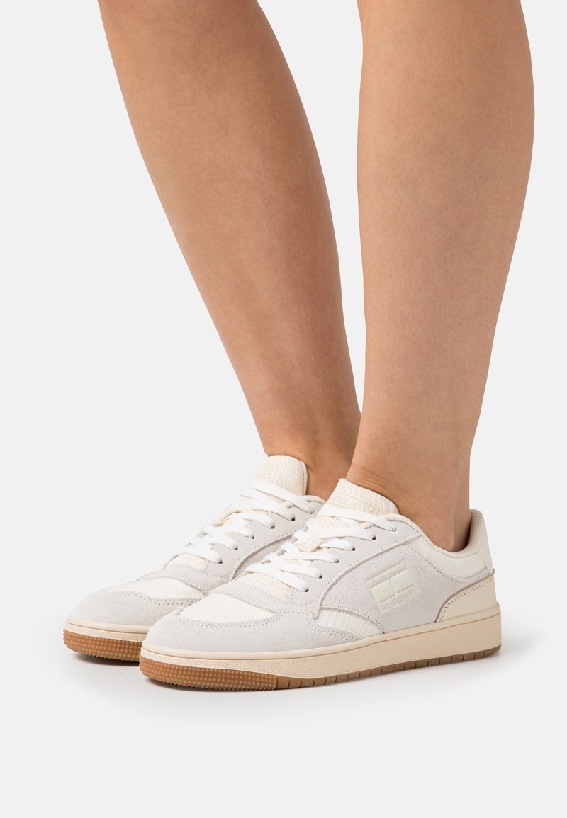 Baskets blanches en suède texturé avec des accents en cuir lisse. Dotées d'un design à lacets, d'un col rembourré et d'une semelle extérieure en caoutchouc naturel.