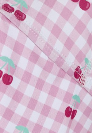 Tessuto a quadretti rosa con check bianchi, caratterizzato da un motivo di ciliegie in rosso e verde. Texture liscia con cuciture cucite.