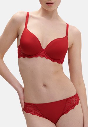 Rote BH mit Spitzenbesatz, gepolsterten Cups und verstellbaren Trägern, kombiniert mit passenden roten Panties mit Spitzenakzenten. Glatte Textur.