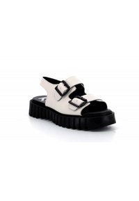 Sandal de piel blanca con dos hebillas negras y suela gruesa negra con estrías. Diseño de puntera abierta; correa trasera para soporte.
