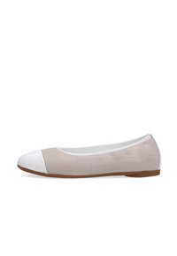 Beige ballet flade med hvid tåhætte og gummisål, set fra siden. Designet er enkelt og elegant, passende til afslappet brug.