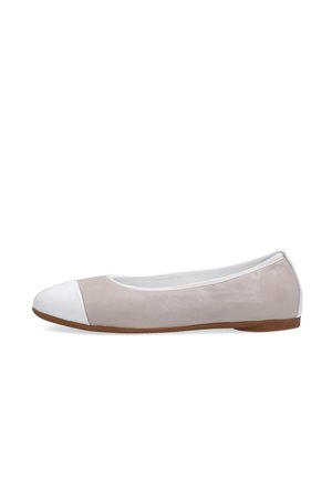 Beige Ballerina mit einer weißen Zehenkappe und Gummisohle, seitlich betrachtet. Das Design ist schlicht und elegant, geeignet für die Freizeit.