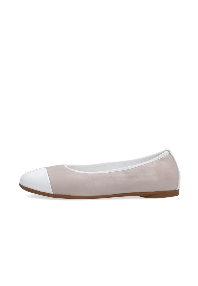 Beige ballet flade med hvid tåhætte og gummisål, set fra siden. Designet er enkelt og elegant, passende til afslappet brug.