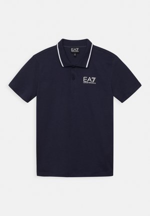 Polo à manches courtes bleu marine foncé avec une bordure blanche sur le col et le logo EA7 Emporio Armani sur le côté gauche de la poitrine.