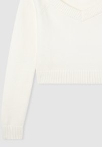 Maglione bianco accorciato con scollo a V. Presenta polsini e orlo a costine. Tessuto simile al pile, finitura morbida e linee pulite in tutto il capo.