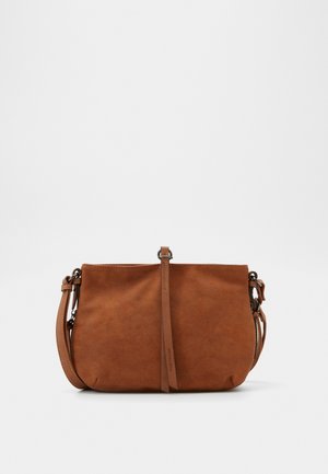Bruine leren crossbodytas met verstelbare riem en voorste gespdetail, op een effen witte achtergrond.