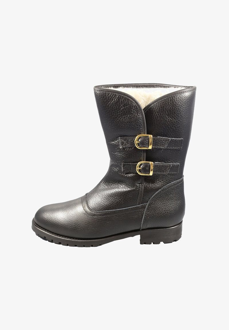 Schwarzer Lederstiefel mit mittelhohem Schaft, zwei goldenen Schnallenakzenten, strukturierter Oberfläche und warmem Innenfutter für zusätzliche Wärme.