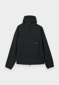 Svart genserjakke med høy krage, halv glidelås, elastiske mansjetter og en frontlomme med en horisontal klaff. Laget av et glatt stoff.